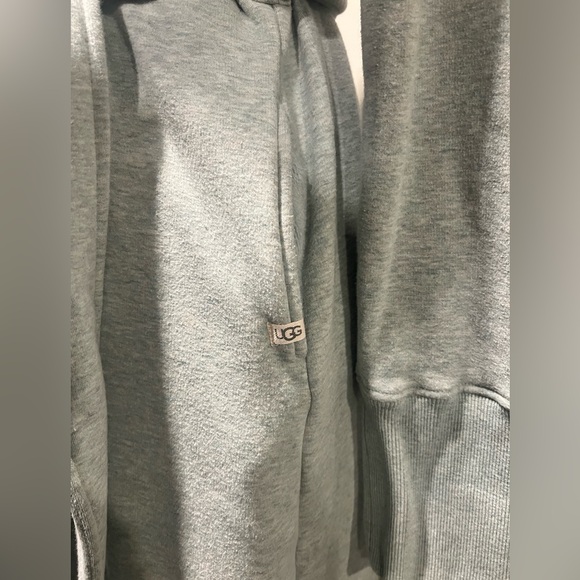 Women’s Ugg Robe. - Picture 2 of 5